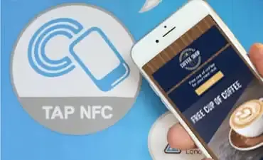 Smartphone tocando etiqueta NFC e mostrando um Cupom Digital.