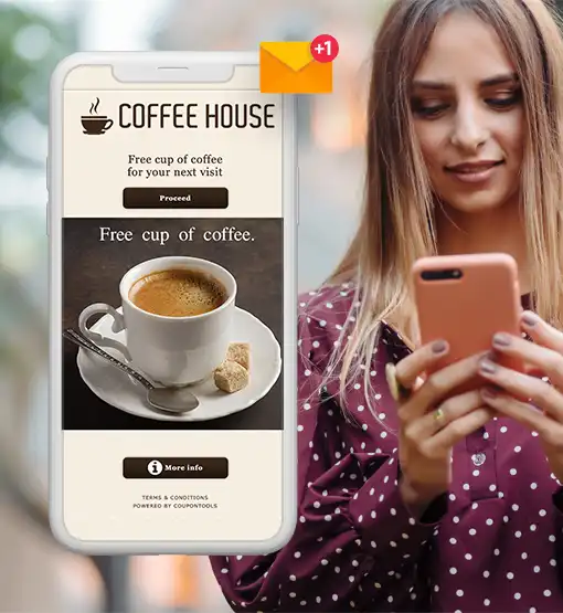 Mulher recebendo mensagem de texto com um Cupom Digital convencional integrado em um smartphone.