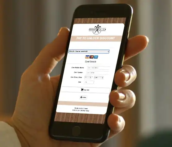 Voucher de Pagamento Digital com integração de pagamento em um smartphone na mão.